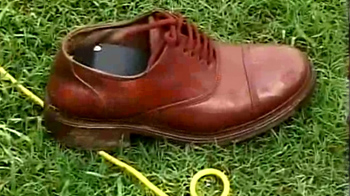 उमर अब्दुल्ला पर फेंका जूता