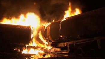Video : Suspected militants set fire to oil tankers