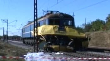 Video : Train collides with bus