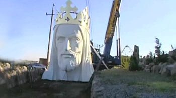 Video : 33-metre-high Jesus statue gets head and arms