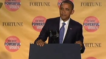 Video : Obama's Presidential seal falls off podium