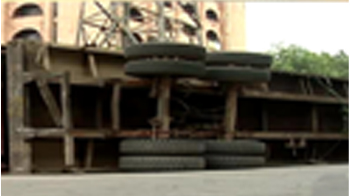 कंटेनर पलटने से भारी जाम