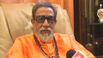 Bal Thackeray takes on BJP over Kasab visit