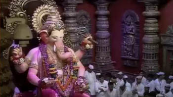 Mumbai bids farewell to Ganpati bappa