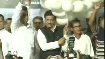 Video : Maharashtra Chief Minister walks off the stage during national anthem