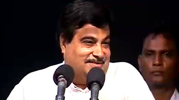 गडकरी को जवाद दे रहे दिग्विजय