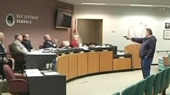 Video : Gunman opens fire at school board meeting