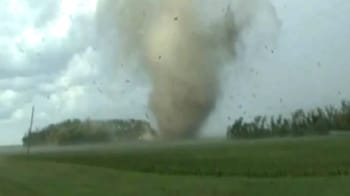 Video : Storm chaser captures dramatic footage of tornado