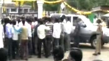 Pro-Telangana protesters attack Naidu's convoy