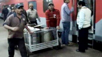Videos : ट्रेन में घटिया खाना देने पर हंगामा