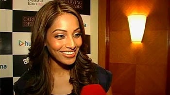Video : How you can chat on phone with Bipasha