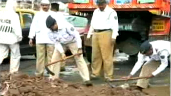 कुछ सीखो बीएमसी! काम कर रही पुलिस