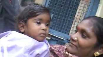 वाराणसी धमाका : बच्ची का पिता मिला