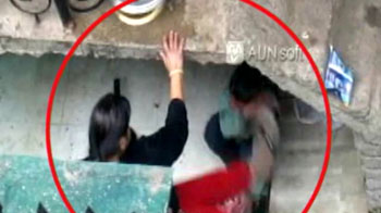 घरेलू नौकर की बेरहमी से पिटाई