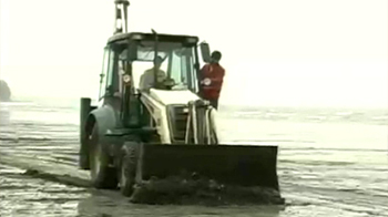 Mumbai Oil Spill: Beach clean-up begins