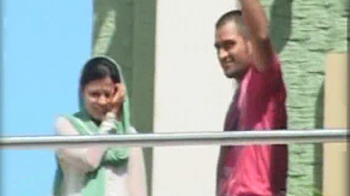 Dhoni and wife arrive in Ranchi