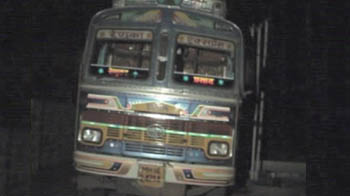 पुलिस पर गाड़ी चढ़ाने की कोशिश