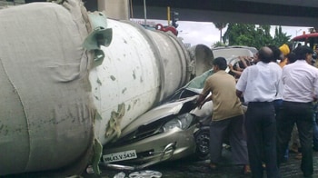 Video : Car crushed as cement mixture truck falls from flyover