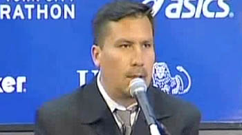 Singing Chilean miner runs NY marathon