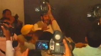 Jammu: Shabir Shah heckled at separatists' meet Jammu: Shabir Shah heckled at separatists' meet