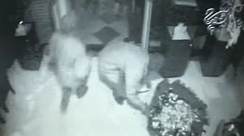 Video : CCTV footage of 'fake cops' robbing Tanishq