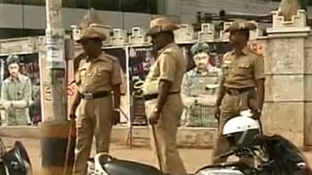 Videos : बेंगलुरु में पुलिस का पहरा