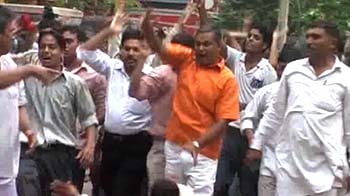 Video : RSS workers attack TV channel's office in Delhi