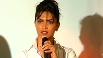 Videos : Glamour Show: Deepika removes Ranbir tattoo