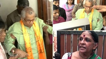 Video : George Fernandes stays with wife, for now