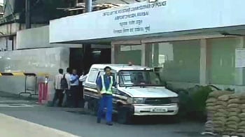 Video : Major security breach at Mumbai airport