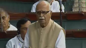 Video : Kashmir: Advani takes on Govt, wants PM to make statement