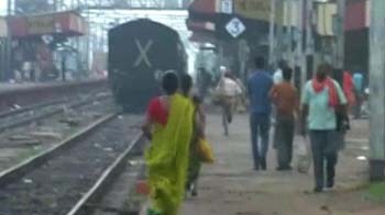 Videos : डकैतों ने ट्रेन में लूटपाट की