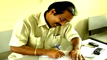 नकल करते पकड़े गए जज साहब नकल करते पकड़े गए जज साहब