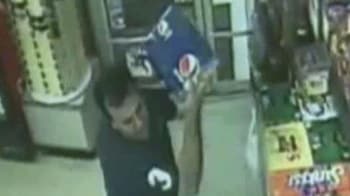 Video : Store owner fights robber with Cola