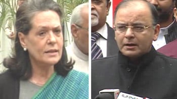 Video : Sonia defends PM, targets BJP on Yeddyurappa