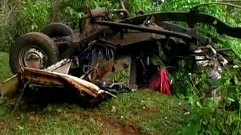 Video : नक्सलियों ने गाड़ी उड़ाई, 5 मरे