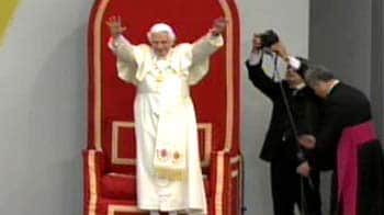 Video : 5 arrested over alleged threat to Pope during UK visit