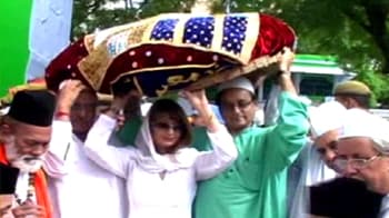 Video : Tharoor, Sunanda at Ajmer dargah