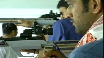 Video : Dhoni wants to buy this gun