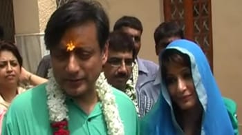 Video : Shashi and Sunanda Tharoor in Vrindavan