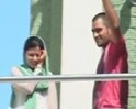 Videos : Dhoni and wife arrive in Ranchi