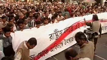 त्रिणमूल कार्यकर्ता सड़कों पर उतरे