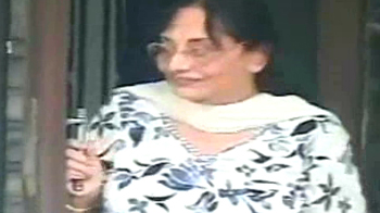 साधना, बिल्डर और एफआईआर