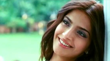 Aisha special: Sonam Kapoor turns host for FNL