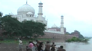 ताज की सुंदरता को बढ़ाती यमुना