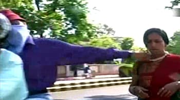 मजबूरी नहीं, शौक है लूटना