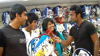 Video : Leander Paes dons journo's hat