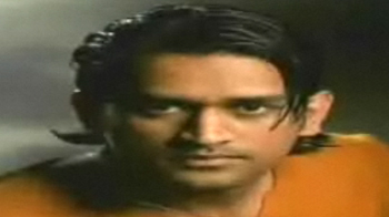 Dhoni cuts locks for his lady love