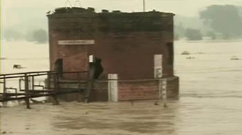 Delhi: Yamuna flows 2 m above danger mark