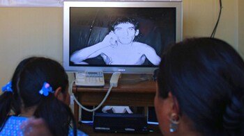 Video : Trapped Chile miners hold video conference with kin